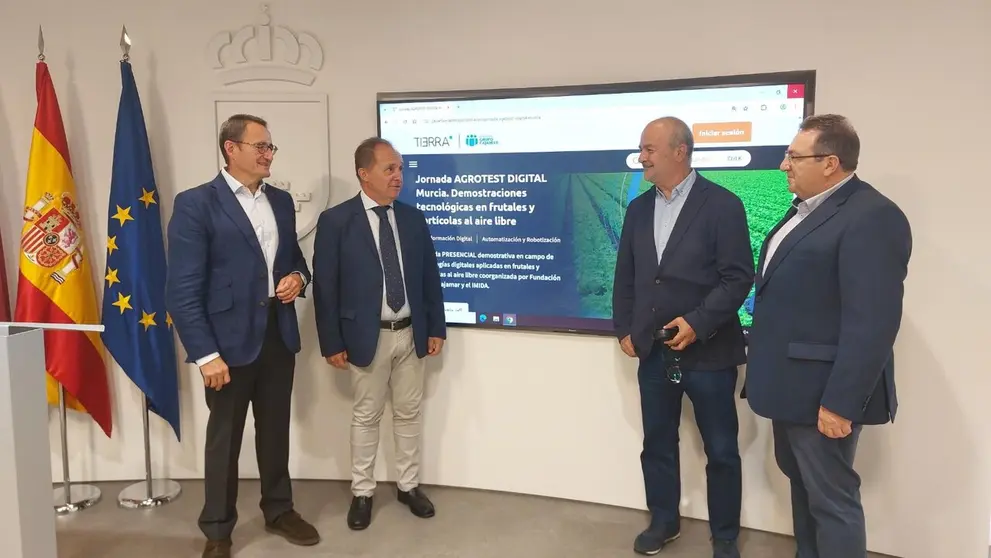 El director del Imida, Andr&eacute;s Mart&iacute;nez, junto al secretario general de la consejer&iacute;a de Agricultura, Francisco Gonz&aacute;lez, y representantes de Cajamar, durante la presentaci&oacute;n de la jornada. (CARM)