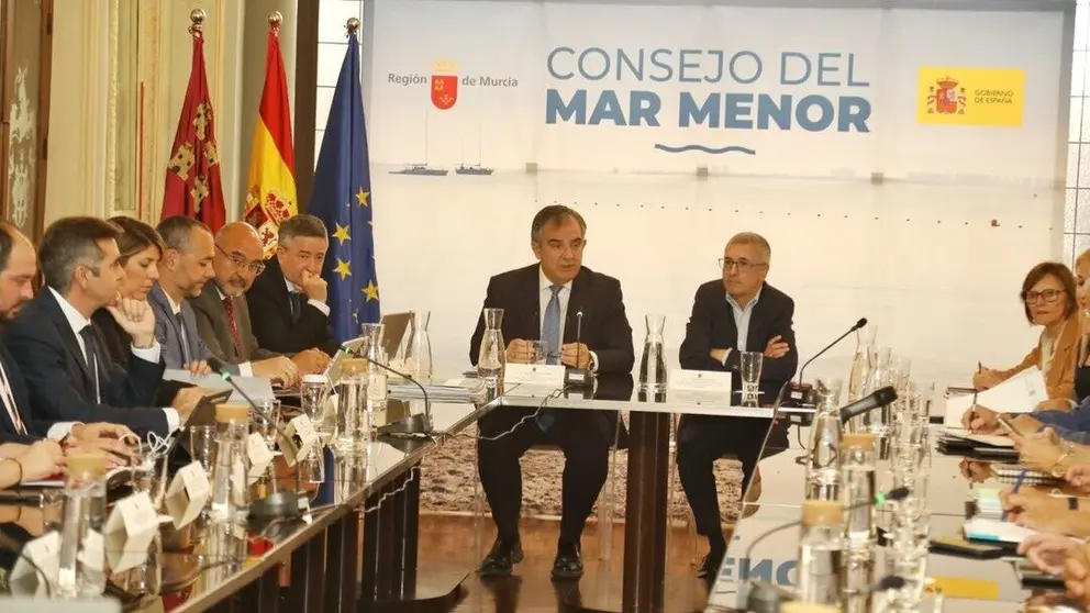 El consejero de Mar Menor, Juan Mar&iacute;a V&aacute;zquez,&nbsp;junto al secretario de Estado de Medio Ambiente, Hugo Mor&aacute;n, durante la constituci&oacute;n del Consejo del Mar Menor. (CARM)