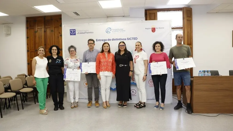 Imagen durante la entrega de los distintivos. (CARM)