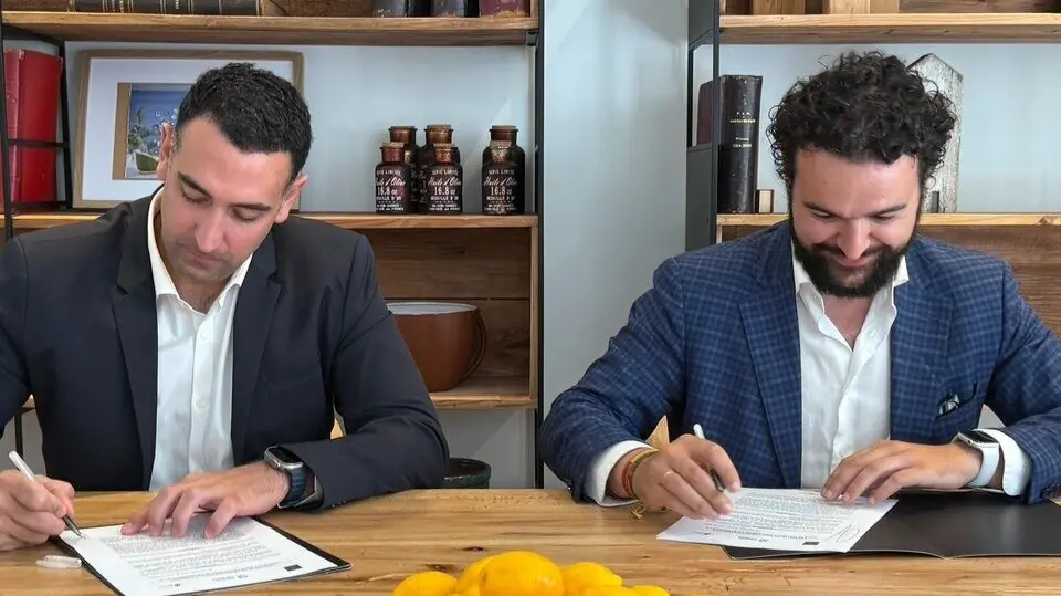 Imagen durante la firma del acuerdo. (Cante de las Minas)