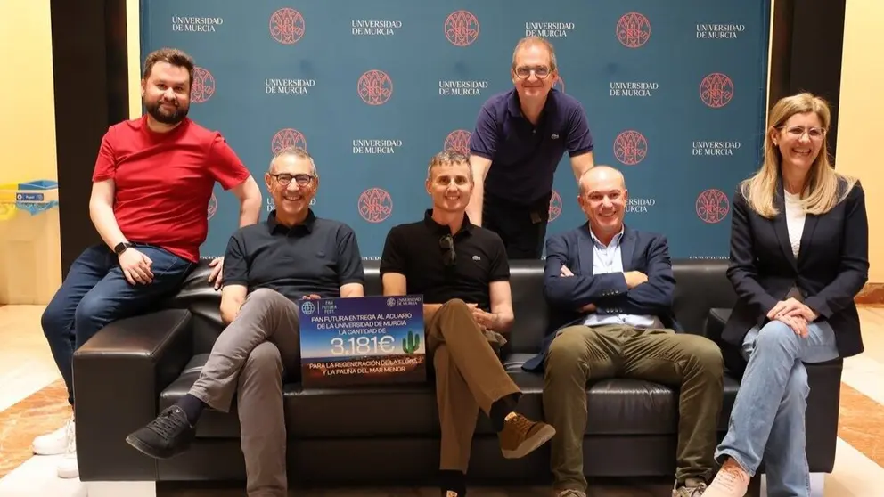 Representantes de Fan Futura Fest y la UMU, en la entrega del cheque. (UMU)