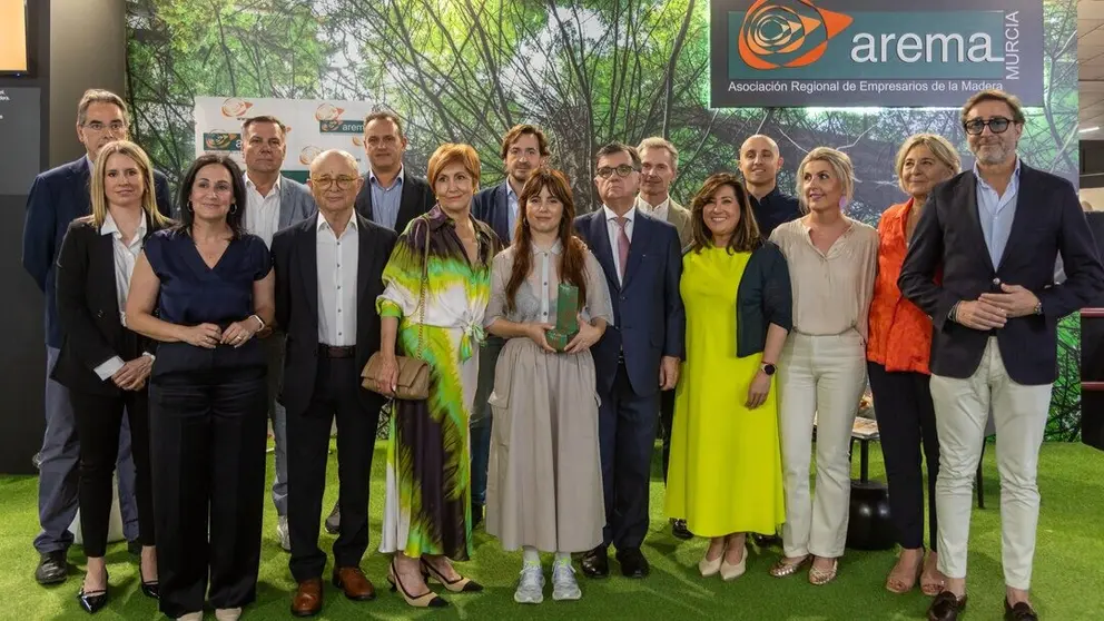 Foto de familia tras recoger el premio. (Arema)