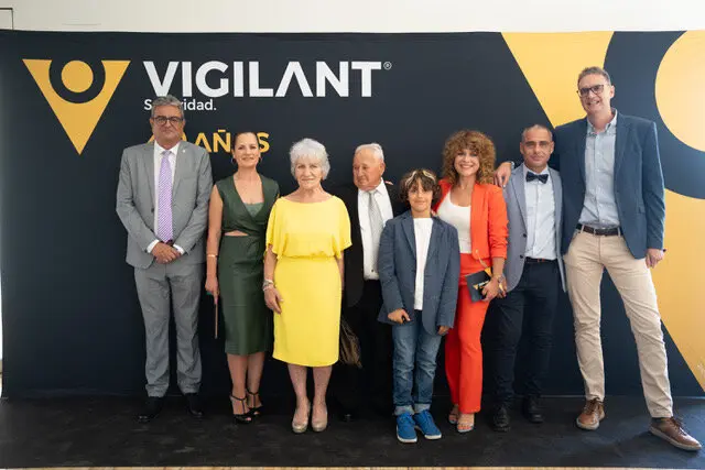 Imagen de familia durante la celebraci&oacute;n del 40 aniversario de Grupo Vigilant. (100x100 Comunicaci&oacute;n)