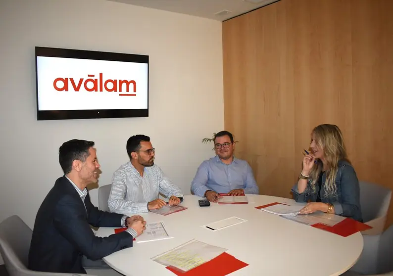 Miembros de la plantilla de Av&aacute;lam, en las instalaciones de la SGR