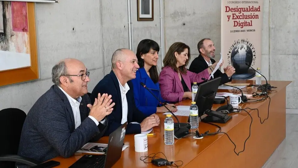 Autoridades que abieron el I &lsquo;Congreso Internacional de Desigualdad y Exclusi&oacute;n Digital' en la UMU. (UMU)