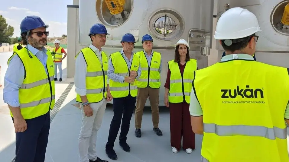 La consejera Sara Rubira durante la visita a las futuras instalaciones de la empresa Zuk&aacute;n. (CARM)