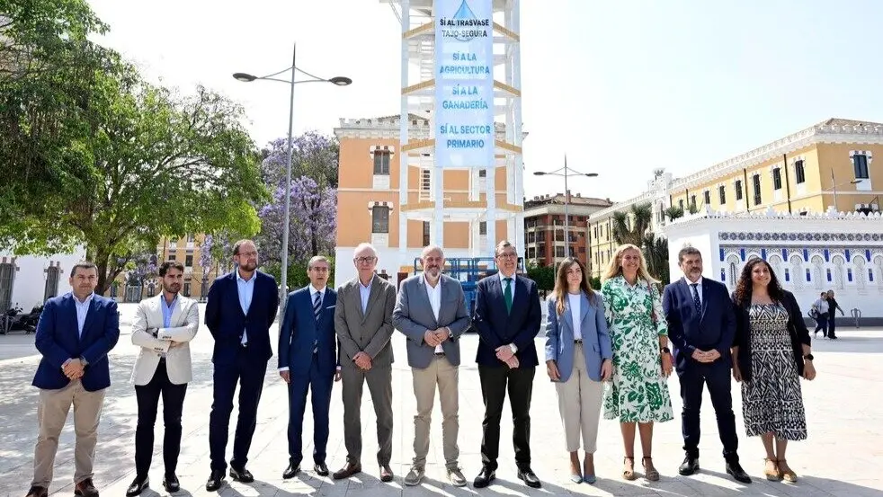 Autoridades supervisan la lona que lucir&aacute; en el acto institucional en defensa del trasvase Tajo-Segura. (Ayuntamiento de Murcia)