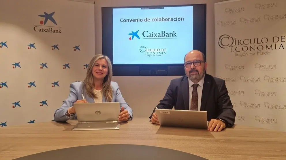 La directora territorial de CaixaBank en la Comunidad Valenciana y la Regi&oacute;n de Murcia, Olga Garc&iacute;a, y el presidente del C&iacute;rculo de Econom&iacute;a de la Regi&oacute;n de Murcia, Joaqu&iacute;n Hern&aacute;ndez, firman el convenio de colaboraci&oacute;n para mantener el &lsquo;Club de Debates&rsquo;. (CaixaBank)