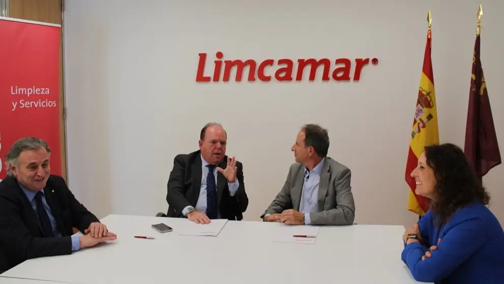 El fundador y director general de Limcamar, Pedro C&aacute;novas, y el presidente de Afelin, Jes&uacute;s Mart&iacute;n, formalizan la incorporaci&oacute;n. (Limcamar)