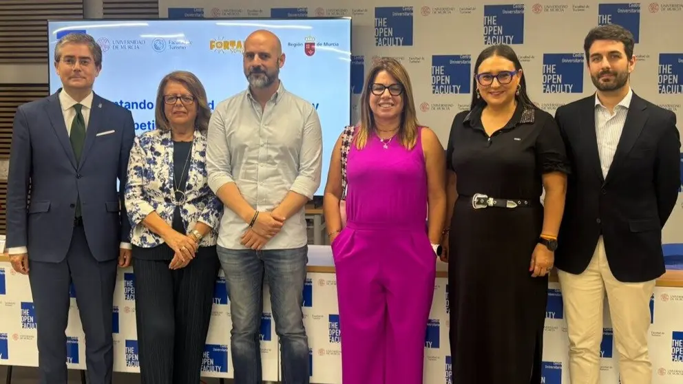 Foto de familia durante la presentaci&oacute;n del acuerdo.