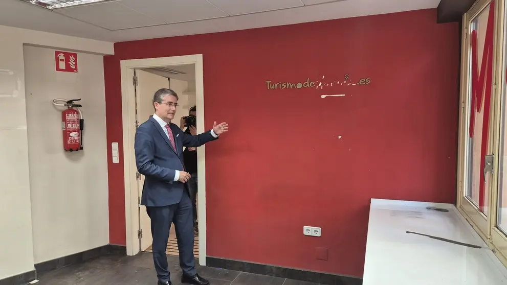 El concejal de Turismo del consistorio murciano, Jes&uacute;s Pacheco, en la Oficina de Informaci&oacute;n Tur&iacute;stica. (Ayuntamiento de Murcia)