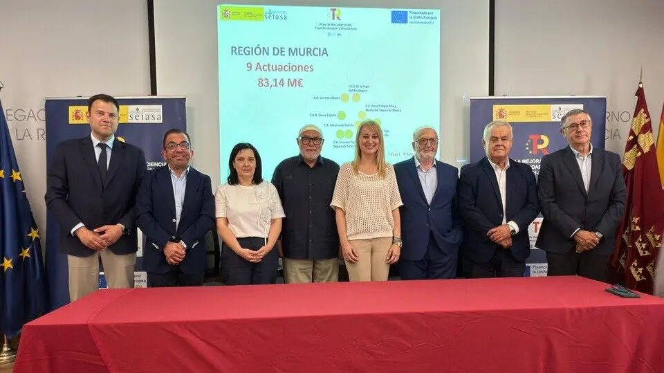 Foto de familia tras la firma de los convenios. (Gob)