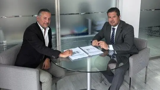 Reuni&oacute;n entre Pedro Motas, responsable del proyecto Carril Solar, y el presidente de Ceclor, Juan J&oacute;dar. (ACE Comunicaci&oacute;n)