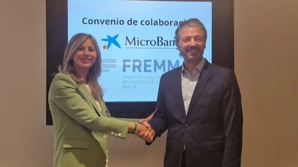 La directora territorial de CaixaBank en la Comunidad Valenciana y la Regi&oacute;n de Murcia, Olga Garc&iacute;a Saz, junto al presidente de FREMM, Alfonso Hern&aacute;ndez Zapata. (CaixaBank)