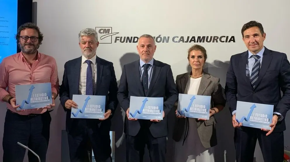Imagen de familia durante la presentaci&oacute;n del primer informe regional sobre las retribuciones de los directivos. (Agencia Weekend)