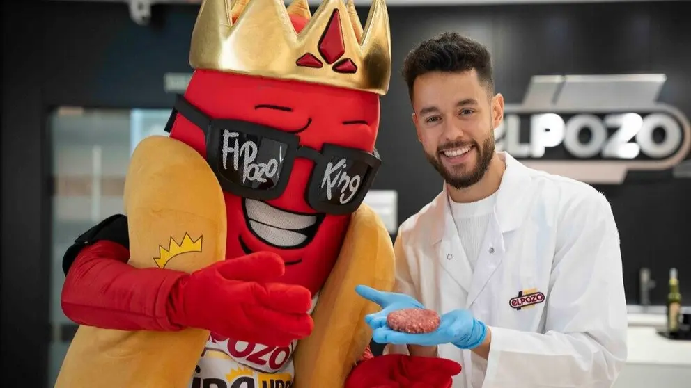 The Grefg, embajador de marca ElPozo King, con su hamburguesa. (El Pozo)