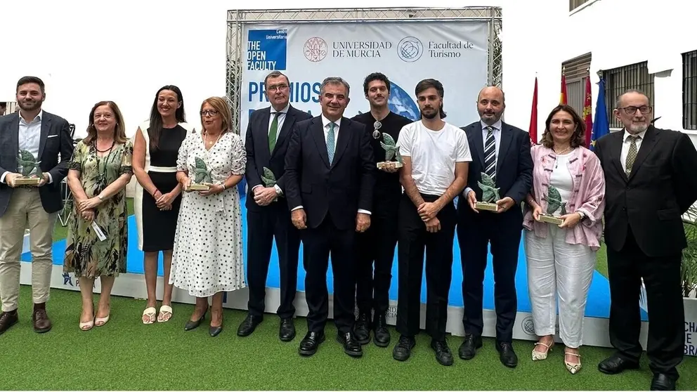 Imagen de familia con los galardonados en los Premios Palomas del Turismo 2025. (The Open Faculty)
