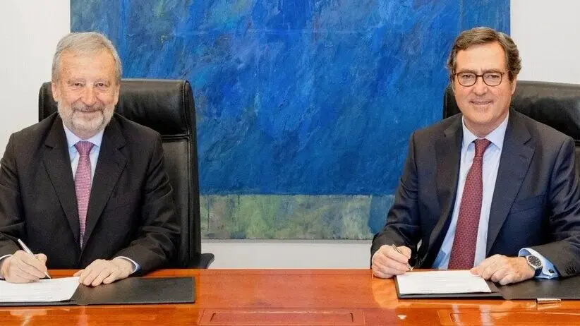 El presidente de CaixaBank, Tom&aacute;s Muniesa, y el presidente de CEOE, Antonio Garamendi, en un momento de la firma. (CaixaBank)