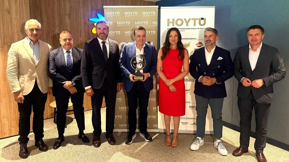 Foto de familia con Bartolom&eacute; Vera, nuevo presidente de HoyT&uacute; (segundo por la izquierda); Jos&eacute; Mar&iacute;a Albarrac&iacute;n en el centro sosteniendo su reconocimiento; la consejera de Turismo, Carmen Conesa; el presidente de CROEM, Miguel L&oacute;pez (tercero por la izquierda) y Jes&uacute;s Avellaneda, expresidente de HoyT&uacute; (segundo por la derecha), entre otros. (CARM)