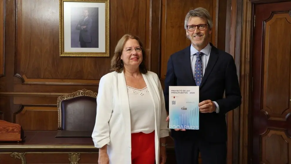 El consejero de Econom&iacute;a, Hacienda, Luis Alberto Mar&iacute;n, hace entrega del proyecto de Presupuestos a la presidenta de la Asamblea Regional, Visitaci&oacute;n Mart&iacute;nez. (CARM)