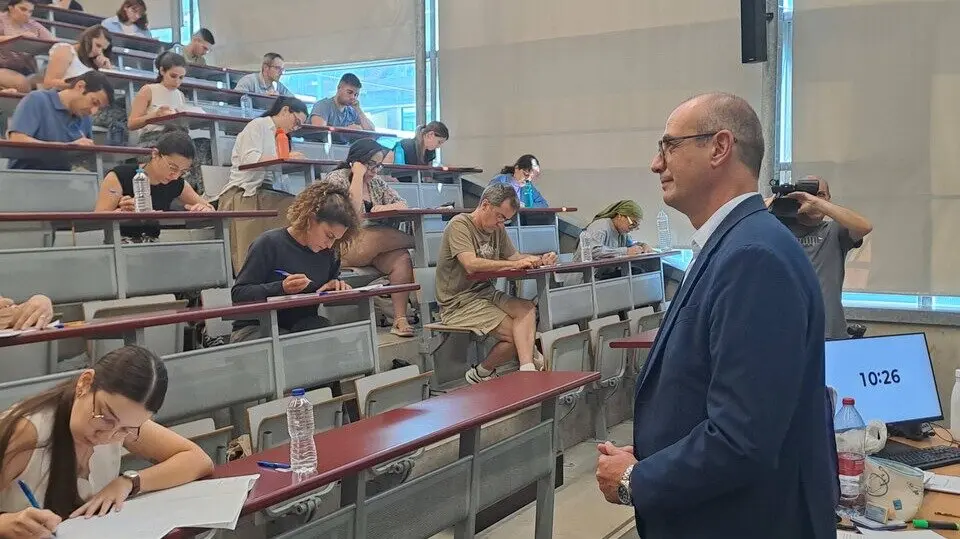 El consejero de Educaci&oacute;n y Formaci&oacute;n Profesional, V&iacute;ctor Mar&iacute;n, visita una de las sedes donde se celebran las oposiciones a Secundaria.&nbsp;(CARM)