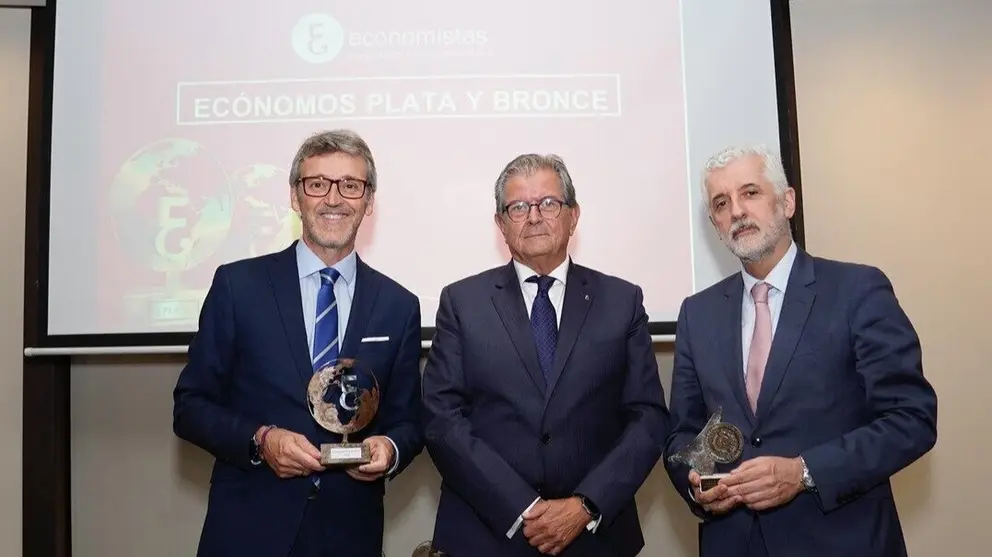 Luis Alberto Mar&iacute;n y Santiago Dur&aacute;n con sus reconocimientos. (Colegio de Economistas de la Regi&oacute;n)