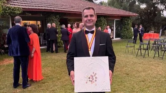 El empresario murciano Jos&eacute; Trigueros con un cuadro de Mayte Sp&iacute;nola entregado junto a la medalla. (OdinS)