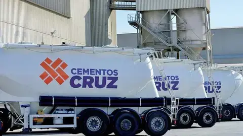 Veh&iacute;culos de la compa&ntilde;&iacute;a Cementos La Cruz.