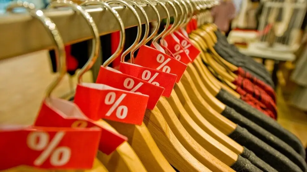 Imagen de una tienda de ropa en rebajas. (CARM)