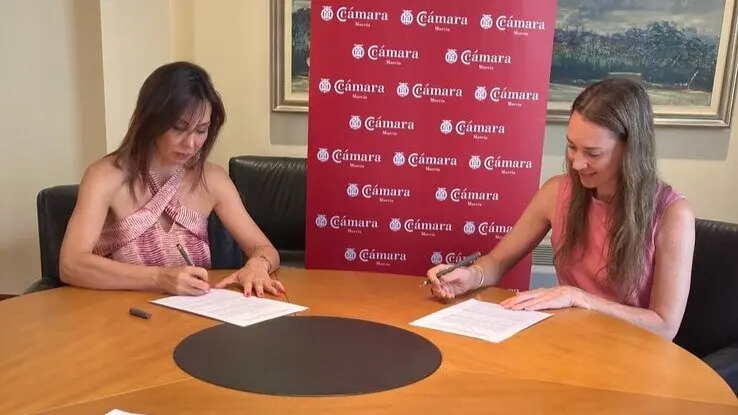 La presidenta de la C&aacute;mara de Murcia, Miryam Fuertes, y la directora de la Fundaci&oacute;n Aladina, Ishtar Espejo, firman el acuerdo de colaboraci&oacute;n. (C&aacute;mara de Comercio de Murcia)