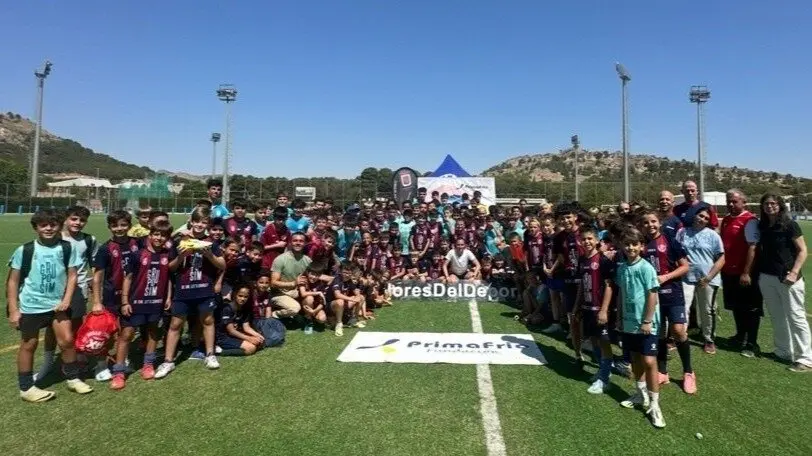 Imagen de familia del clinic deportivo de Primafrio con Eva Navarro. (Primafrio)