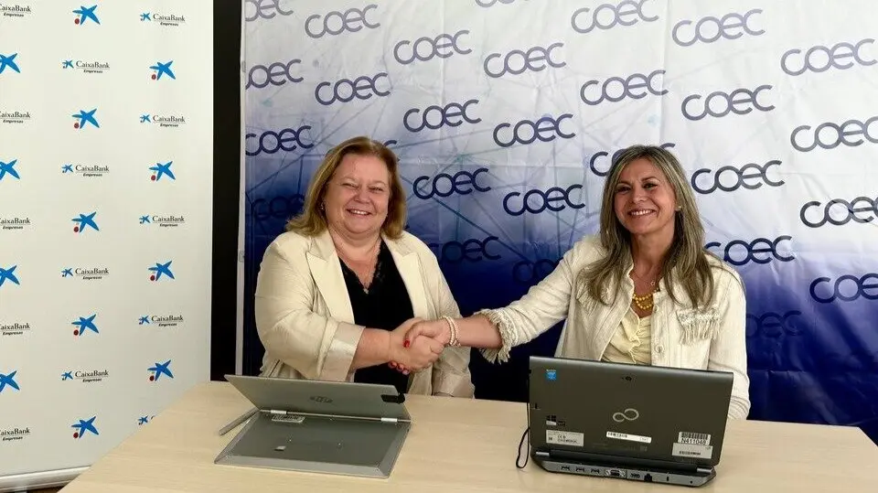 La directora territorial de CaixaBank en la Comunidad Valenciana y la Regi&oacute;n de Murcia, Olga Garc&iacute;a Saz; y la presidenta de COEC, Ana Correa Medina, renuevan el convenio de colaboraci&oacute;n. (CaixaBank)