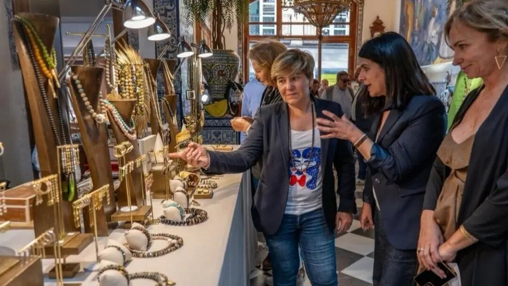 La concejal Bel&eacute;n Romero visitando un comercio. (Ayuntamiento de Cartagena)