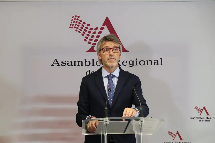El consejero Luis Alberto Mar&iacute;n, explica los presupuestos en la Asamblea Regional. (CARM)