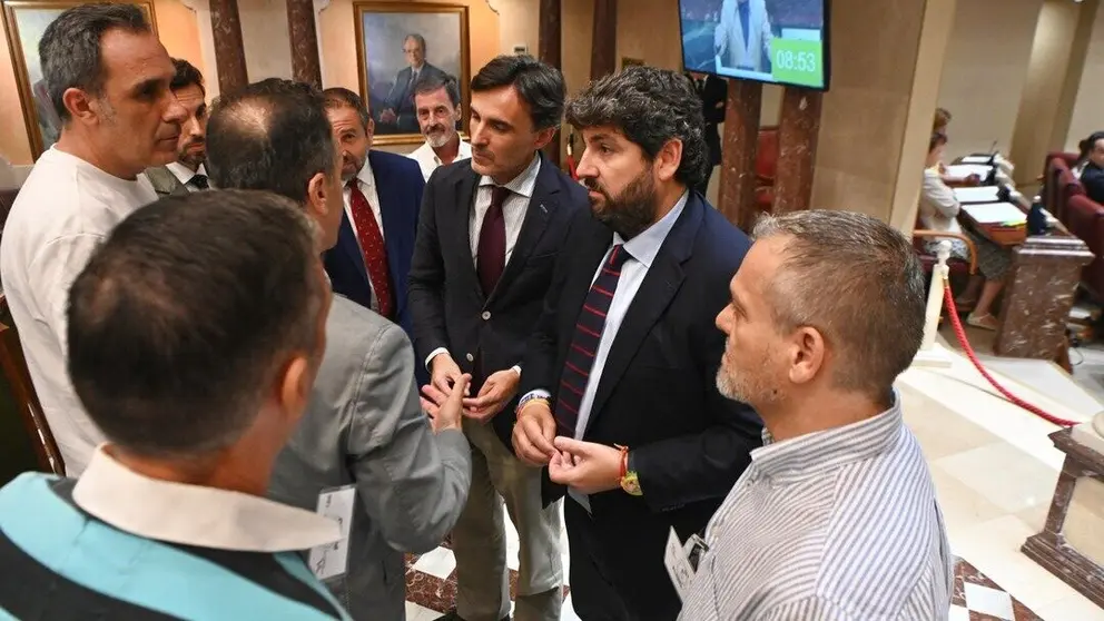 El presidente del Gobierno regional, Fernando L&oacute;pez Miras, atiende a los taxistas tras la votaci&oacute;n en la Asamblea Regional del decreto-ley de las VTC. (CARM)