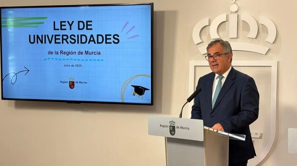 El consejero Juan Mar&iacute;a V&aacute;zquez durante su comparecencia en rueda de prensa. (CARM)