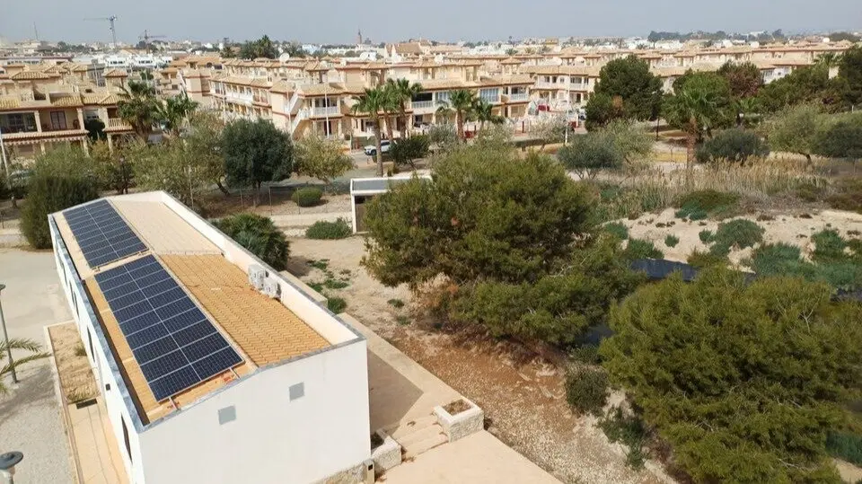 Placas solares sobre uno de los edificios del Centro de Visitantes 'Las Salinas', en el Parque Regional Salinas de San Pedro del Pinatar. (CARM)