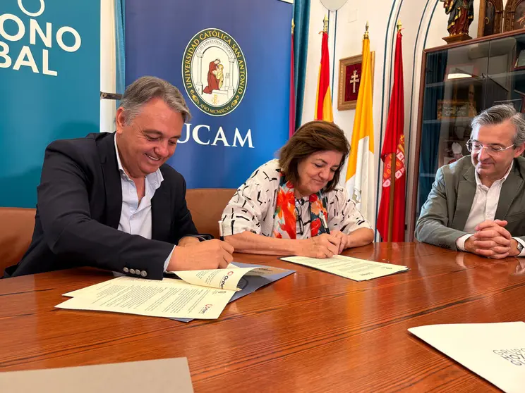 Un momento de la firma del convenio entre la UCAM y Hozono Global. (UCAM)