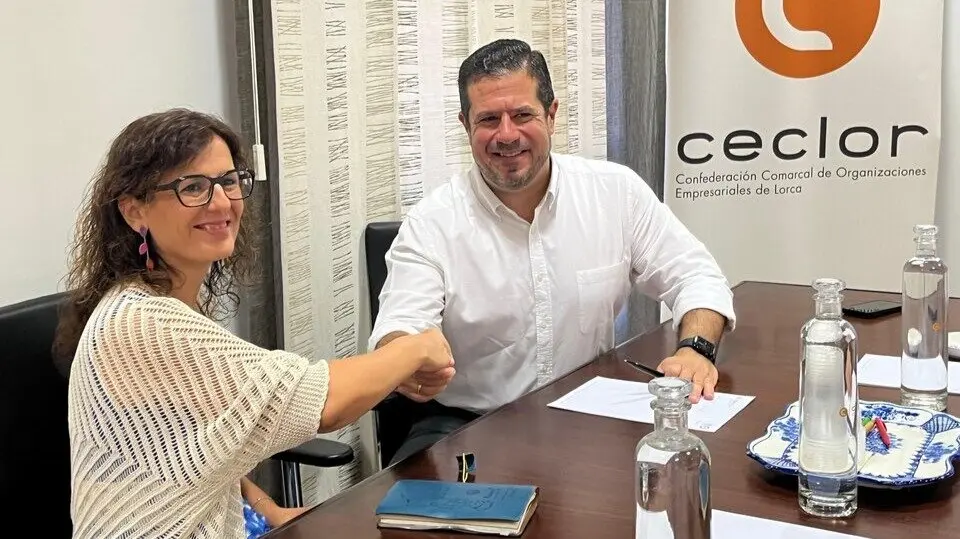 Encuentro entre la vicerrectora de Formaci&oacute;n Continua de la UMU, Ana Vanesa Valero, y el presidente de Ceclor, Juan J&oacute;dar. (Ceclor)