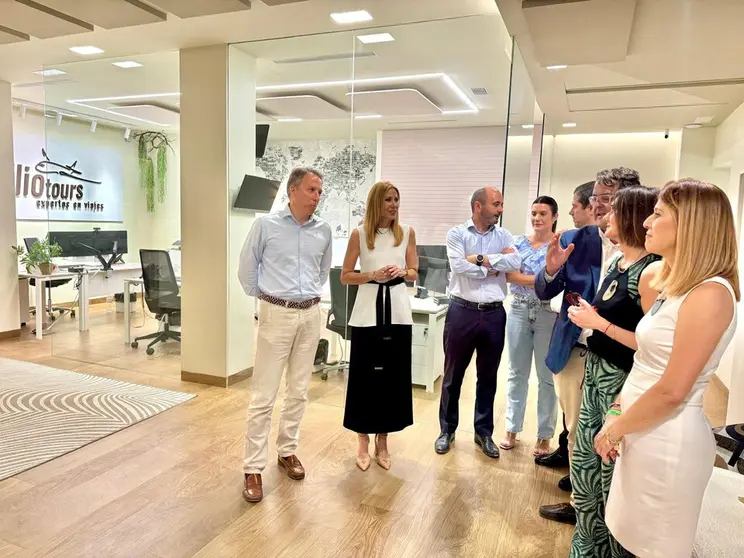 Imagen de archivo, en la que la consejera de Empresa, Empleo y Econom&iacute;a Social, Marisa L&oacute;pez Arag&oacute;n, junto al director del Info, Joaqu&iacute;n G&oacute;mez, visita uno de los comercios del casco hist&oacute;rico de Lorca beneficiado en una de las convocatorias de ayudas. (CARM)