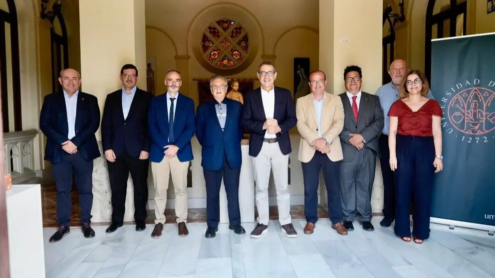 Foto de familia durante la renovaci&oacute;n del acuerdo. (Grupo Fuertes)