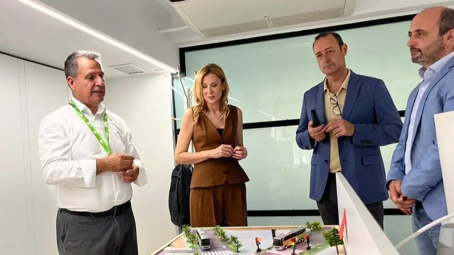 La consejera de Empresa, Marisa L&oacute;pez Arag&oacute;n, durante la visita a la empresa Odin Solutions. (CARM)
