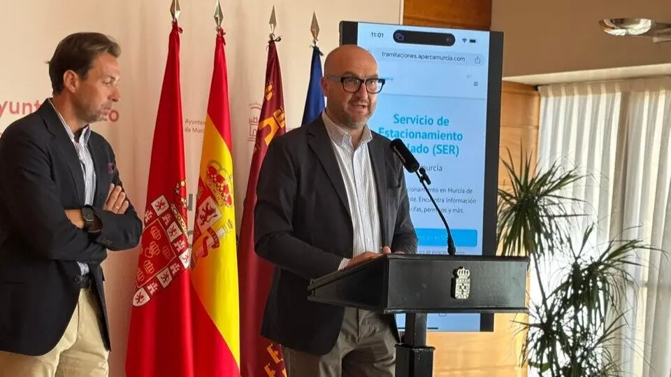 El concejal de Movilidad del consistorio murciano, Jos&eacute; Francisco Mu&ntilde;oz, presenta la app 'Aparcamurcia'. (Ayuntamiento de Murcia)