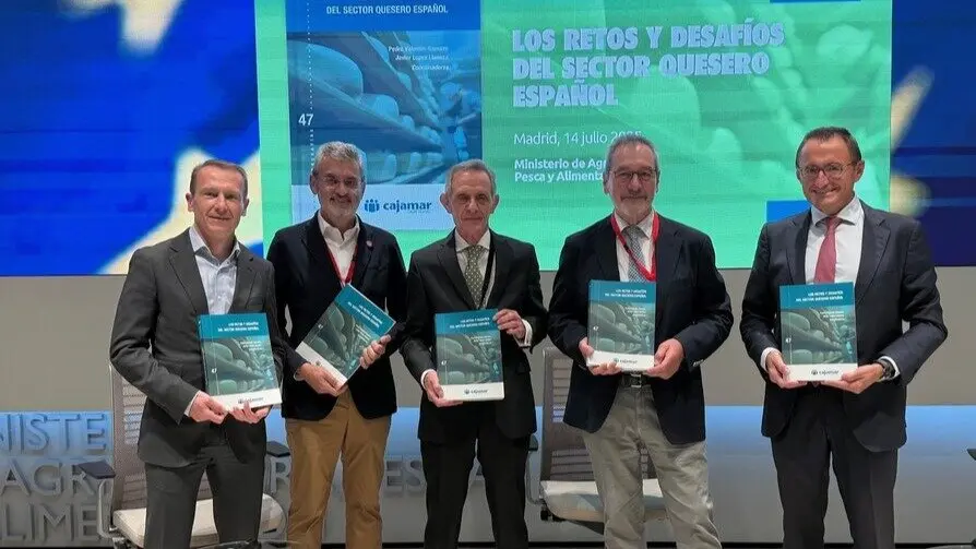 Foto de familia durante la presentaci&oacute;n. (Cajamar)