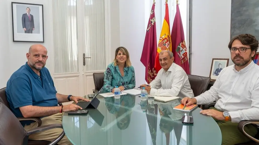 Un momento de la reuni&oacute;n entre la alcaldesa de Cartagena, Noelia Arroyo, y el presidente de Ucomur, Juan Antonio Pedre&ntilde;o. (Ayuntamiento de Cartagena/Felipe G. Pag&aacute;n)