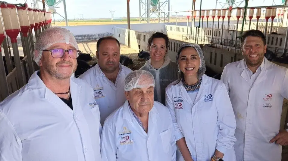 La consejera Sara Rubira visitando la explotaci&oacute;n ganadera de chato murciano de Airemar. (CARM)