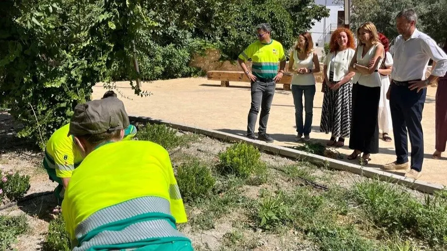 La consejera de Empleo, Marisa L&oacute;pez Arag&oacute;n, junto con la directora general del SEF, Pilar Valero, y el alcalde de Caravaca de la Cruz, Jos&eacute; Francisco Garc&iacute;a, durante la visita al PMEF de jardiner&iacute;a. (CARM)
