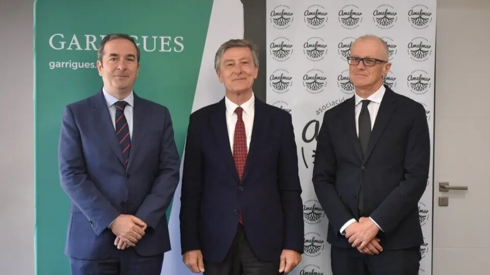 El presidente de Amefmur, Jos&eacute; Mar&iacute;a Tortosa, y el socio director de la oficina de Garrigues en Murcia, Vicente Lloret, tras la renovaci&oacute;n del acuerdo de colaboraci&oacute;n. (Portavoz)