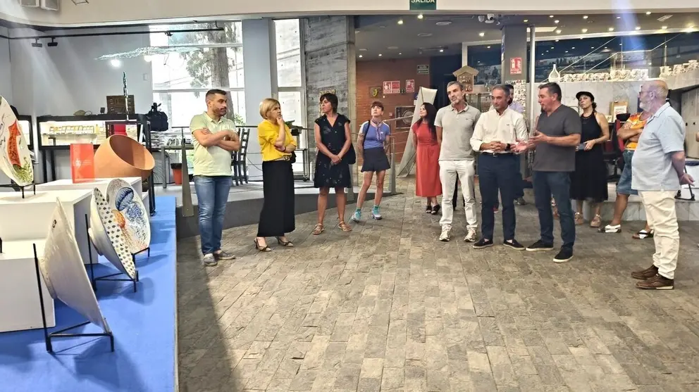 El director general de Artesan&iacute;a, Rafael G&oacute;mez, se re&uacute;ne con los candidatos a los Premios Nacionales de Artesan&iacute;a 2025 propuestos por la Regi&oacute;n. (CARM)