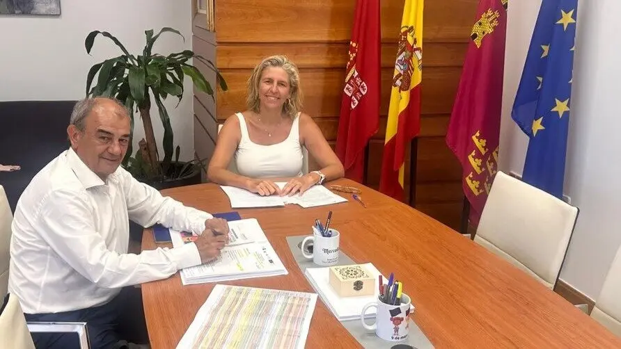 Juan Antonio Pedre&ntilde;o, presidente de Ucomur, y Mercedes Bernab&eacute;, concejal de Empleo del consistorio murciano, durante la reuni&oacute;n de seguimiento del convenio. (Ayuntamiento de Murcia)